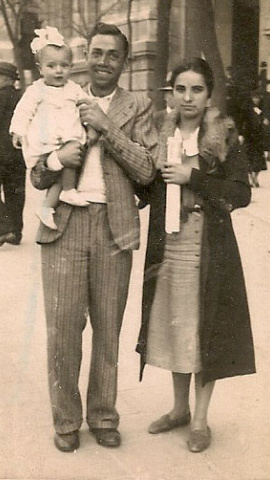 Miguel Hernández, en la Gran Vía de Madrid, junto a su hermana Elvira y su sobrina.- ARCHIVO FAMILIAR