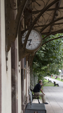 Reloj original en el apedero de la estación. GEMA RODRIGO