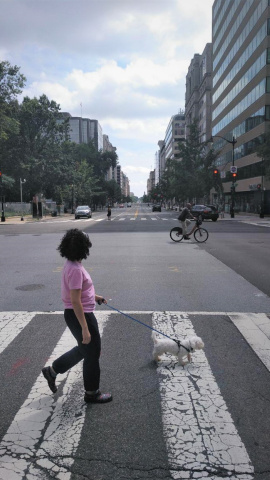 Una mujer pasa por el cruce de la calle 14 y la K en Washington. MANUEL RUIZ RICO