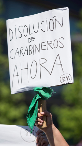 Vista de un cartel durante una protesta donde cientos de personas se manifestaron en contra de la policía en Chile. EFE/Alberto Valdes