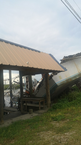 Barco en Delacroix destrozado por el huracán Ida.