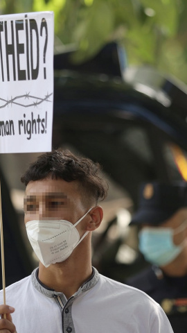 Un joven con un cartel en el que se lee: `Apartheid?´, en una concentración frente al Ministerio del Interior para exigir la reforma del Reglamento de Extranjería. E.P./Eduardo Parra