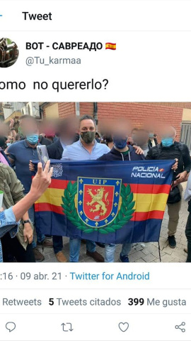 El líder de Vox, Santiago Abascal, con la bandera de las UIP, en un tuit de este viernes.