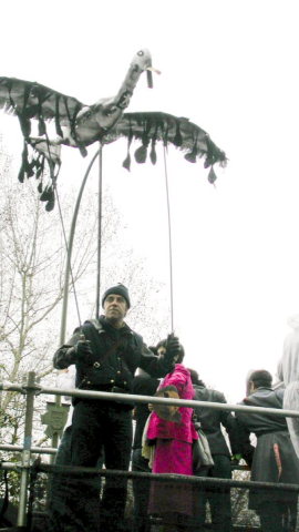 El barco de Nunca Máis en la manifestación de Madrid el 23 de febrero de 2003.