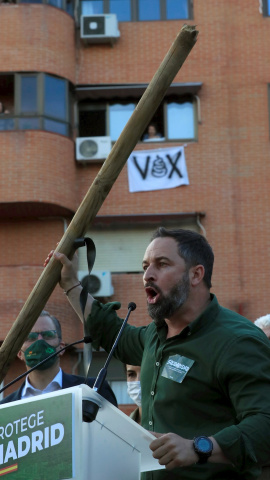 07/04/2021.-. El líder de VOX, Santiago Abascal, interviene durante el acto de presentación de la candidatura de Rocío Monasterio, para las próximas elecciones en la Comunidad de Madrid, este miércoles en el distrito de Puente de Vallecas, Madrid. Ef