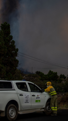 Un agente del Gesplan trabaja en la zona de la erupción.