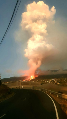 Imagen de la nube volcánica tras la erupción en la isla canaria de La Palma. Aparece como una nube blanca debido a la interacción entre la lava y depósitos subterráneos de agua.