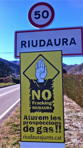 Cartell contra el fracking a Riudaura, la Garrotxa.