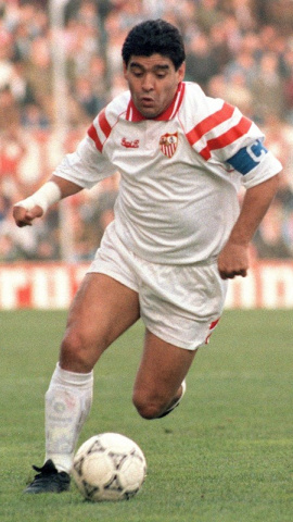 Fotografía de archivo tomada el 14/03/1993 del exfutbolista argentino Diego Armando Maradona en un partido con el Sevilla