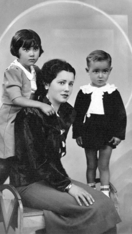 5/1/23 Josefa Abad Golán, esposa de Monzo, con sus hijos Vida y José.