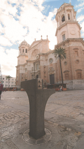 Una fuente pública frente a la Catedral de Cádiz.