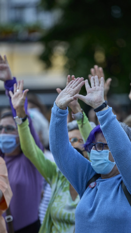 Varias mujeres participan en la concentración