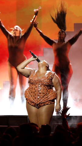 18/02/2020 - La cantante estadounidense Lizzo actúa durante la presentación de los Brit Awards 2020, a 18 de febrero de 2020.