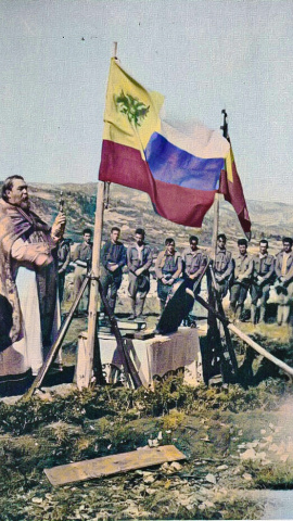 El sacerdote Alexander Shabashev durante el servicio de oración que presidió en la cruz el 9 de octubre de 1938.