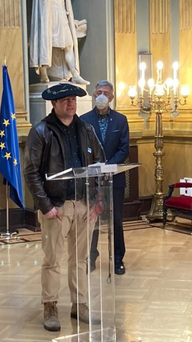 Fermín Les, con chapela, en el Senado con Ramón Morcillo, secretario de RCN-NOK (izqda) y el senador de Gora Bai Koldo Martínez (derecha) cuando presentaron en la Cámara Alta la iniciativa para regular las asociaciones de cannabis.