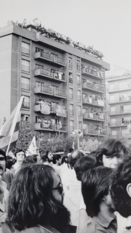 Desenes de persones als balcons i terrats observen els manifestants de la Diada de 1977 a Sant Boi de Llobregat.