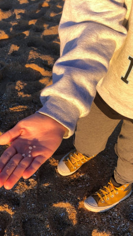 7/1/24 Una niña sostiene en la mano pellets recogidos en playa de Mera (A Coruña).