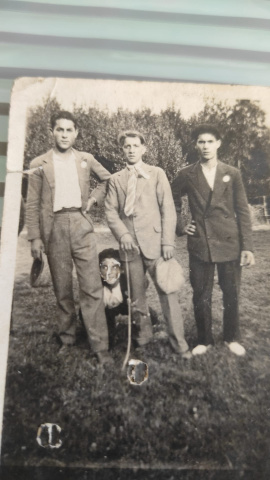 Abelardo Suárez (I) con miembros de su familia.