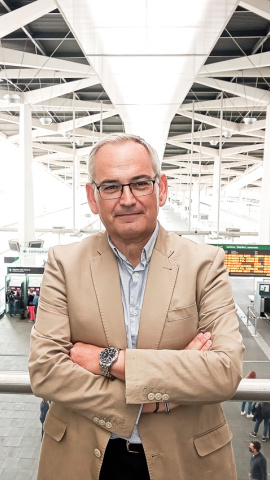 Josep Vicent Boira en una de les estacions de tren de València.