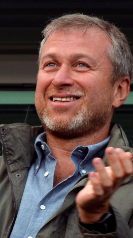 El millonario propietario del club de fútbol Chelsea Roman Abramovich applaude durante un partido de la Premier League inglesa. REUTERS/Toby Melville