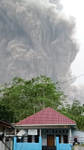 04/12/2021 El volcán indonesio Semeru erupciona en la isla de Java