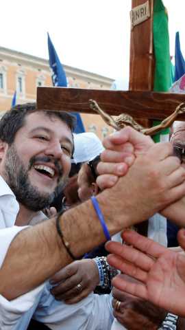 19/10/2019.- Un partidario se da la mano con el líder del partido de la Liga, Matteo Salvini, después de una manifestación en Roma. REUTERS / Remo Casilli