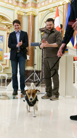 (8/5/2022) Zelenski y Trudeau con el perro durante la ceremonia.