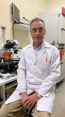 El entrevistado Dr. Carlos Martín en su laboratorio de la Universidad de Zaragoza.