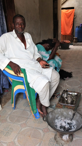 Pathé Gueye en Saint Louis en una silla de plástico