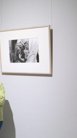 Yolanda Andrade en la entrada de su exposición en la Galería Memoria.