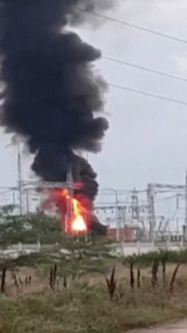 El humo que se eleva sobre una subestación eléctrica transformadora, que se incendió después de una explosión en el distrito de Dzhankoi, Crimea, este 16 de agosto de 2022.