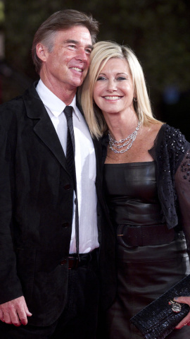 La actriz y cantante  Olivia Newton John con su marido, el empresario australiano John Easterling, en el pre-estreno de la pelñicula movie 'A few best men', en Roma en octubre de 2011. EFE/EPA/CLAUDIO PERI