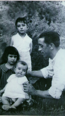 Manuel Acereda Acón con sus hijos Manuel, Teresa y Carmen.