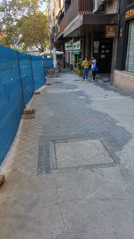 Alcorque sellado por cemento junto a las obras de la Calle Comercio, en Menéndez Pelayo, Madrid.