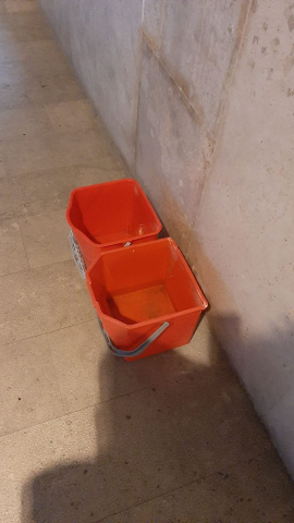 Cubos de plástico evitan que el agua se esparza por el pavimento del Centro  Alzhéimer de la Fundación Reina Sofía.