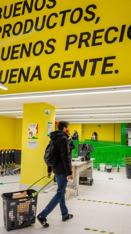 Cartel de la entrada del supermercado. - Público