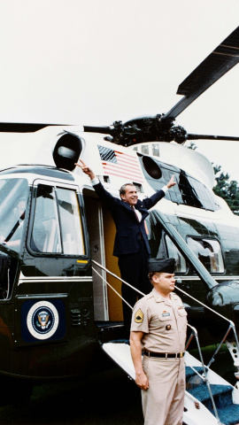 Fotografía tomada por Oliver F. Atkins de Richard Nixon dejando la Casa Blanca en el 'Marine One', poco antes de que su renuncia se hiciera efectiva. 9 de agosto de 1974.