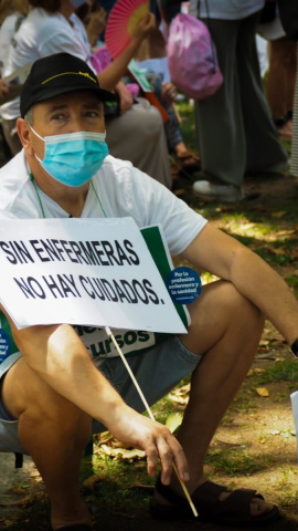 Manifestante este sábado en Madrid pidiendo mejores condiciones para las enfermeras