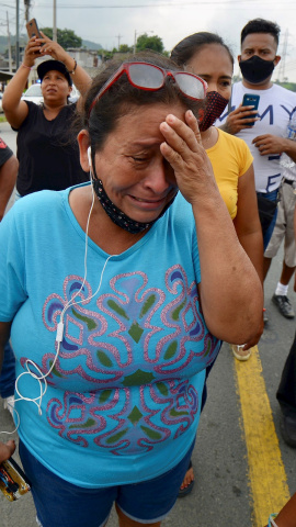 Familiares de reclusos se lamentan hoy durante un amotinamiento, en el Centro de Privación de Libertad Zonal 8 en Guayaquil (Ecuador).