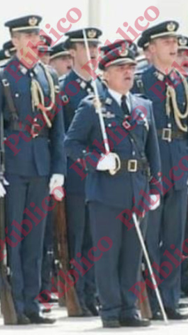 El capitán Meroño en la Academia General del Aire, con el sable de Jefe de Escuadrilla.