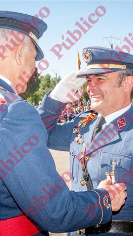 El capitán Meroño recibe la Medalla al Mérito Aeronáutico, en junio de 2017.