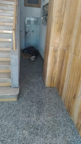 Un toxicómano duerme en el portal de un edificio en Villaverde que alberca un narcopiso.