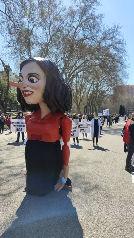 Un 'ninot' que parodia a la presidenta de la Comunidad de Madrid durante la protesta de la Marea Blanca de este domingo en Madrid