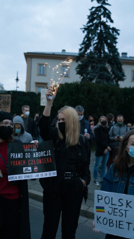 Pancartas que dicen 'El derecho de aborto es derecho humano', 'Polonia es mujer' y una percha como símbolo del aborto ilegal, en las protestas en Varsovia el 26 de octubre de 2020.