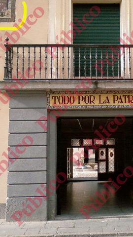 Acceso a la Sala Mora del Cuartel El Rey, presidido por el águila franquista con el yugo y las flechas.