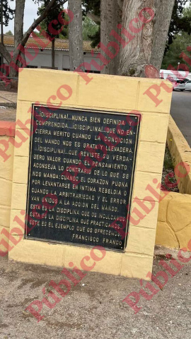 Placa con 'enseñanzas' de Franco situada en el Regimiento de Artillería Antiaérea Nº73.