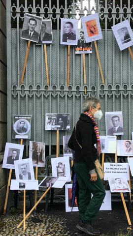 Carteles con fotos de represaliados en el portalón de entrada al Pazo de Meirás.