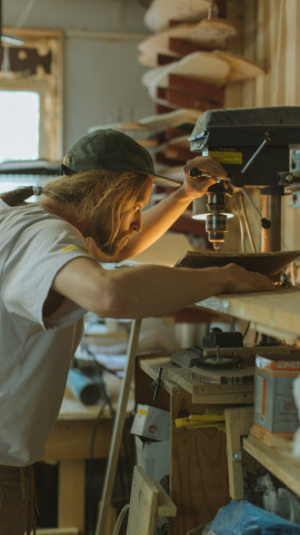 Hombre trabajando en taller