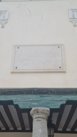 Imagen de la placa franquista situada en la Plaza Mayor de Barajas en Madrid.