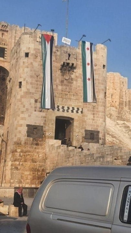 Imagen de la bandera revolucionaria Siria junto con la palestina en la ciudadela de Alepo, Siria.